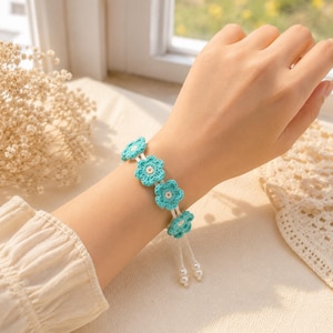 Braccialetto con fiori micro all'uncinetto - Design a forma di fiore, lacci regolabili, perline personalizzabili