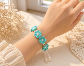 Braccialetto con fiori micro all'uncinetto - Design a forma di fiore, lacci regolabili, perline personalizzabili