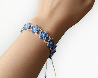 Braccialetto con fiori micro all'uncinetto - Design a forma di fiore, lacci regolabili, perline personalizzabili