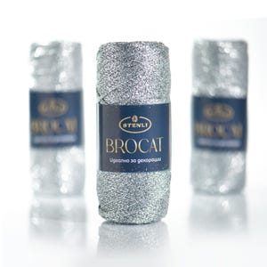 Può includere: Tre rocchetti cilindrici di filato argento metallizzato. Ogni rocchetto presenta un'etichetta di carta blu scuro con il testo dorato STENLI e BROCAT, insieme a testo in cirillico. Il filato ha una consistenza scintillante e riflettente.
