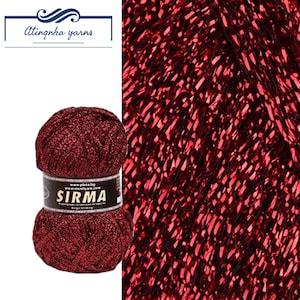 Puede incluir: Una madeja de hilo rojo brillante, etiquetada como "SIRMA". El hilo está junto a un primer plano del mismo hilo, que muestra su textura. La marca "Atingnka yarns" está en la esquina superior izquierda.