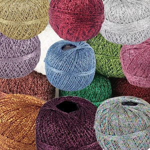 Puede incluir: Una colección de ovillos de hilo coloridos en varios tonos, incluyendo dorado, rojo, plateado, morado, azul, verde y burdeos. Cada ovillo de hilo tiene un brillo metálico, añadiendo un toque de brillo. Ideal para proyectos de punto y ganchillo.