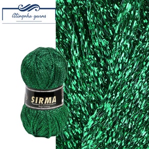 Op de afbeelding: Een bol glinsterend groen garen met een label waarop "SIRMA Fancy Yarn Finger Knitting" staat.