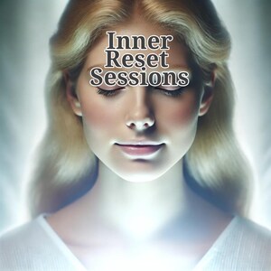 Puede incluir: Ilustración digital de una mujer con los ojos cerrados y cabello largo y rubio. El texto "Inner Reset Sessions" se muestra sobre su frente en una fuente blanca estilizada. La imagen tiene un brillo suave y etéreo.