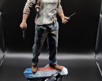 Figura de policía impresa en resina 3D, pintada a mano en resina 3D – héroe de acción – estatua coleccionable única impresa en 3D y hecha a mano.