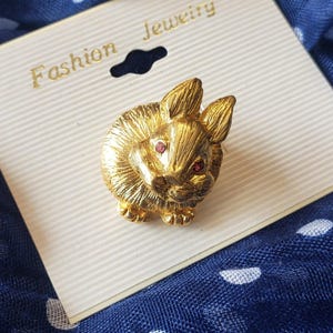 Neue Vintage Hase Hase gold Pin Brosche Wackelkopf pink Steinaugen