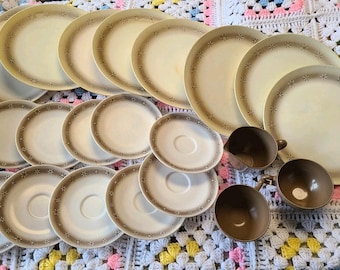 Juego de 21 platos y tazas vintage Oneida MCM de melamina melmac con diseño de copo de nieve en color beige/marrón.