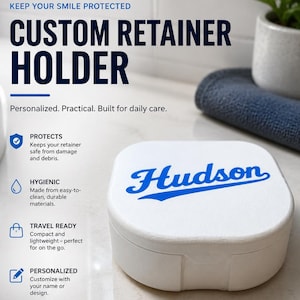 Pode incluir: Um estojo quadrado branco para aparelho ortodôntico com cantos arredondados, apresentando o nome Hudson impresso em azul na tampa. O texto na imagem diz Keep Your Smile Protected, Custom Retainer Holder, Personalized, Practical, Built for daily care.