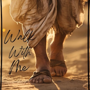 Op de afbeelding: Afbeelding van een persoon die op een zanderig pad loopt, met sandalen. De persoon draagt een lichtgekleurde jurk. De tekst "Walk With Me" is in cursief geschreven.