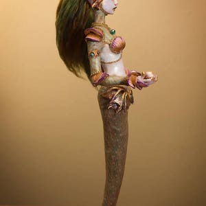 Sculpture de poupée d'art sirène verte et or faite main OOAK par Majestic Thorns image 5