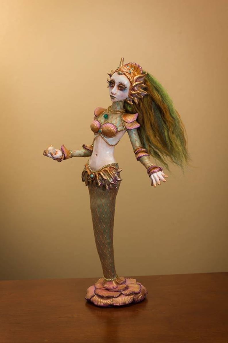 Sculpture de poupée d'art sirène verte et or faite main OOAK par Majestic Thorns image 6