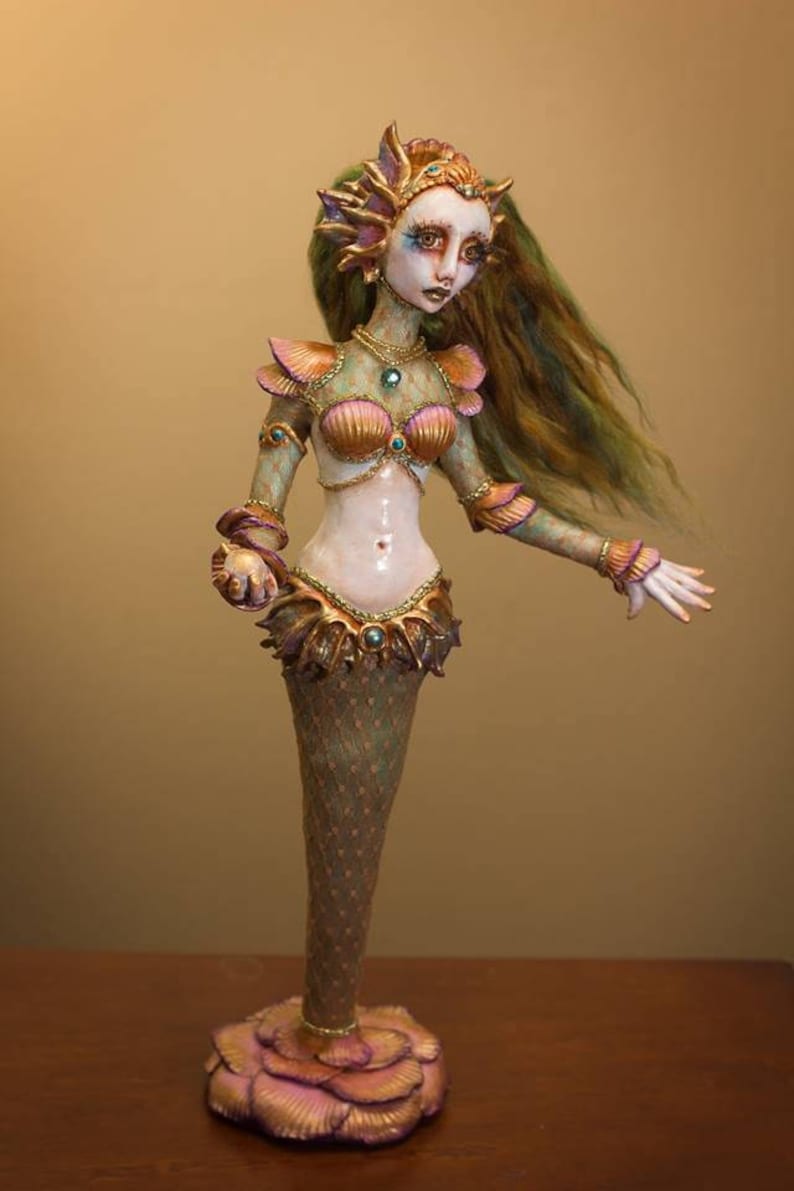 Sculpture de poupée d'art sirène verte et or faite main OOAK par Majestic Thorns image 2