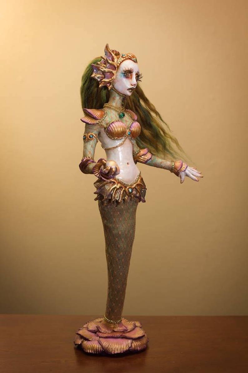 Sculpture de poupée d'art sirène verte et or faite main OOAK par Majestic Thorns image 3