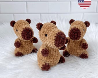 Wzór na szydełkową maskotkę Baby Capybara – welurowa włóczka (do pobrania w formacie PDF)