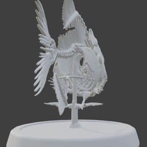 Puede incluir: Escultura blanca de esqueleto de pez estilizado. La escultura presenta una estructura &oacute;sea detallada, incluyendo aletas y cola, montada sobre un soporte y una base circular. Una pieza decorativa.