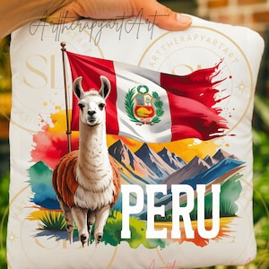 Op de afbeelding: Vierkantig wit kussen met een ontwerp met een lama, de Peruaanse vlag en het woord "PERU". Het ontwerp bevat bergen en kleurrijke accenten, wat een gevoel van reizen en cultuur oproept.