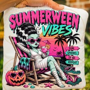 Peut inclure: Coussin carré blanc avec un graphisme coloré. Le motif représente une femme de dessin animé avec des lunettes de soleil, un cocktail et les mots "SUMMERWEEN VIBES". Autres éléments : citrouille, alligator et palmiers.