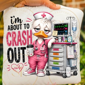 Op de afbeelding: Een wit kussen met een cartoon eend verkleed als verpleegster, met een koffiekopje en leunend op een medische kar. De tekst "I'm about to crash out" staat in roze en zwart. De kar heeft laden met de labels "Airway", "IV/10", "Meds", "Fluids" en "Emergency".