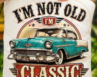 Puede incluir: Cojín cuadrado blanco con un diseño de coche clásico turquesa y blanco. El cojín tiene el texto "I'M NOT OLD I'M CLASSIC" en negro y rojo. El coche tiene una placa de matrícula "Classic Timeless".