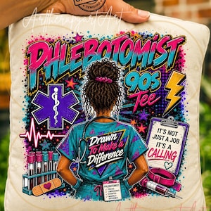 Puede incluir: Un cojín cuadrado con un gráfico de un flebotomista con estetoscopio, tubos de ensayo y un portapapeles. El texto dice PHLEBOTOMIST 90s Tee, Drawn To Make a Difference e It's Not Just a Job It's a Calling, con un símbolo de estrella médica.
