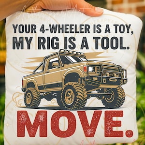 Könnte beinhalten: Weißes Kissen mit einer Grafik eines beigefarbenen Geländewagens. Der Text lautet: "YOUR 4-WHEELER IS A TOY, MY RIG IS A TOOL. MOVE." Der Truck hat große Reifen und eine Stoßstange.