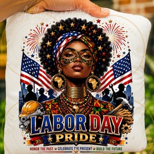 Könnte beinhalten: Ein weißes quadratisches Kissen mit einer Grafik einer Person mit Afro, die ein US-Flaggen-Kopftuch, eine Maske und Goldschmuck trägt. Das Design zeigt zwei US-Flaggen, Arbeitersilhouetten, einen Schutzhelm, einen Hammer und den Text LABOR DAY PRIDE.