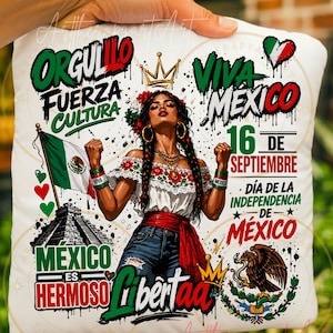 Op de afbeelding: Een wit vierkant kussen met een grafische print van een persoon met gevlochten haar, gekleed in een witte off-shoulder top en een rode sjerp. De tekst bevat ORGULLO, FUERZA, CULTURA, VIVA MEXICO, 16 DE SEPTIEMBRE, DIA DE LA INDEPENDENCIA DE MEXICO.