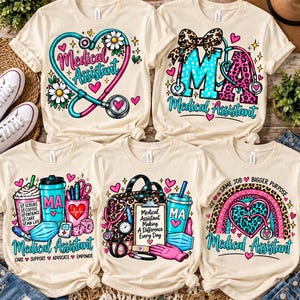 Puede incluir: Cinco camisetas de color crema con gráficos de asistente médico. Los diseños incluyen un corazón de estetoscopio, letras con estampado de leopardo, una taza con suministros médicos, un portapapeles con texto y un arcoíris con un corazón.