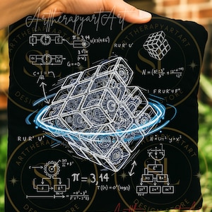 Könnte beinhalten: Schwarzes quadratisches Kissen mit einer detaillierten mechanischen Illustration eines Zauberwürfels, die Zahnräder und mathematische Gleichungen enthält. Das Design enthält die Zahl Pi und andere Formeln mit einem leuchtenden blauen Energieeffekt.