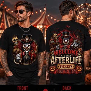 Pu&ograve; includere: Una t-shirt nera con la grafica di un clown con cilindro che tiene in mano un bastone con teschio sul davanti. Il retro mostra una scena di carnevale dettagliata con un clown, zucche e il testo Welcome to the Afterlife Tickets Dare to Ride.