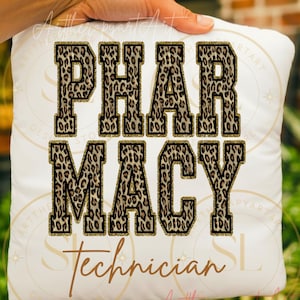 Puede incluir: Cojín blanco con la palabra "PHARMACY" en letras grandes con estampado de leopardo y borde dorado con purpurina. Debajo, la palabra "Technician" está escrita en marrón. El cojín está sostenido por una mano.