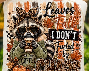 Procione autunnale PNG, design per sublimazione per amanti del caffè, citazione sul caos autunnale (trasferibile DTF)