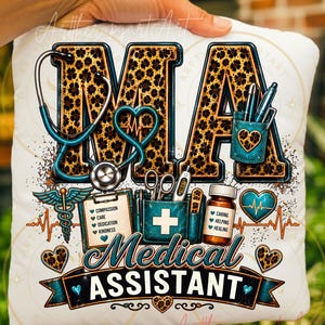 Puede incluir: Un cojín blanco con un diseño que presenta las letras "MA" en un estampado de leopardo. El diseño incluye un estetoscopio, herramientas médicas y las palabras "Medical Assistant" en verde azulado y negro.