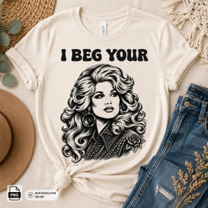 Könnte beinhalten: Ein cremefarbenes Kurzarm-T-Shirt mit einer schwarzen grafischen Illustration einer Person mit voluminösem, welligem Haar, die ein Hemd mit Kragen und Rosenmotiv trägt. Der Text I BEG YOUR ist in einer fetten, schwarzen Schrift darüber gedruckt.