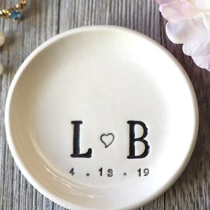 Puede incluir: Plato de cerámica blanco para anillos con letras negras que dicen "L ♥ B 4.13.19".