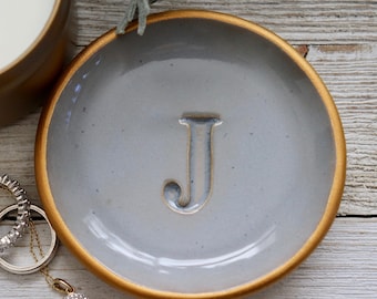 Monogramringfat, grått keramiskt smyckesställ, förlovningspresent