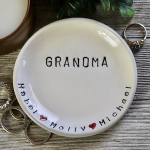 Personalized Gift for Grandma with Children&#39;s Names | Handmade Ring Dish for Jewelry Storage | Custom Present for Mama, Nana, Grammy
