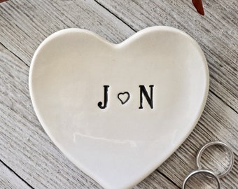 Plato de anillo de corazón con monograma, regalo de compromiso personalizado, regalo de despedida de soltera personalizado para ella, en caja de regalo