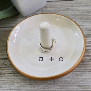 Ring Schale, Ringhalter, Verlobungsgeschenk, Brautpartygeschenk, Brautjungfer Geschenk, Hochzeitsgeschenk, Verlobungsringhalter, Ringkegel, auf Bestellung gefertigt