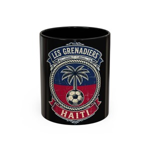 以下が含まれることがあります： 黒いセラミックマグカップ。 「LES GRENADIERS HAITI」の文字とサッカーボール、ヤシの木、赤、白、青の色が特徴の、使い古されたデザイン。 サッカーファンへのプレゼントに最適です。