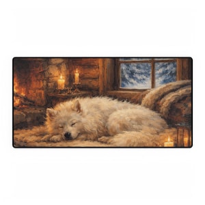 Op de afbeelding: Een rechthoekige muismat met een gezellige winterscène. Een pluizige witte hond slaapt vredig bij een open haard met brandende kaarsen. Een raam toont een besneeuwd landschap.