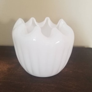 Grande jardinière vintage MCM en verre de lait avec un design nervuré et une belle bordure à volants.