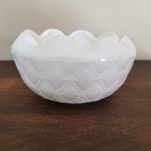 Puede incluir: Taz&oacute;n blanco de vidrio lechoso con un patr&oacute;n de diamante y un borde festoneado.