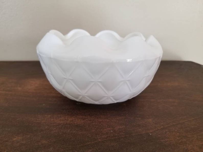 Puede incluir: Taz&oacute;n blanco de vidrio lechoso con un patr&oacute;n de diamante y un borde festoneado.