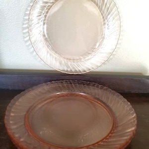 Vintage Pink Arcoroc Rosaline Swirl Lunch Plates. Set of 4. The Isla Collection. 7 3/4&quot; Plates.