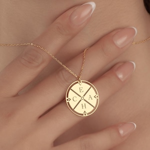 Collar con brújula familiar con inicial en oro de 14 quilates • Collar personalizado con múltiples iniciales • Colgante con inicial grabada • Regalo de Navidad para mamá