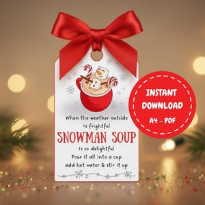 Könnte beinhalten: Ein Geschenk-Anhänger mit roter Schleife, der einen Schneemann in einer Tasse heißer Schokolade zeigt. Der Anhänger trägt die Aufschrift "SNOWMAN SOUP" mit Anweisungen und einen roten Kreis mit "SOFORT-DOWNLOAD A4-PDF".