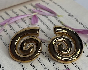 Pendiente espiral chapado en oro