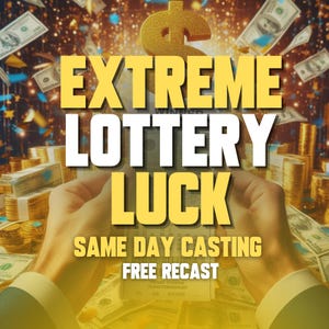 Può includere: Immagine con il testo "EXTREME LOTTERY LUCK" in giallo e bianco, con un simbolo del dollaro dorato. Mani che tengono un biglietto della lotteria, circondate da pile di contanti e banconote che cadono. È visibile anche il testo "SAME DAY CASTING" e "FREE RECAST".