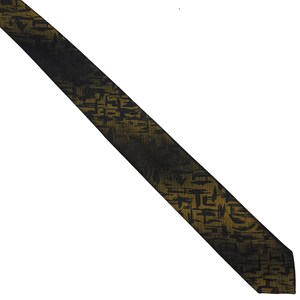 Könnte beinhalten: Eine Krawatte in einer Farbpalette aus dunklem Schwarz und gedämpftem Gold. Der Stoff zeigt ein sich wiederholendes abstraktes Muster aus kurzen horizontalen und vertikalen Linien, die ein strukturiertes, geschichtetes Erscheinungsbild erzeugen.
